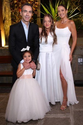 Ticiane Pinheiro foi acompanhada do marido, César Tralli. A apresentadora do Hoje em Dia combinou o look branco com o das filhas, Rafa Justus, do casamento com Roberto Justus, e Manuella, fruto da relação com o jornalista