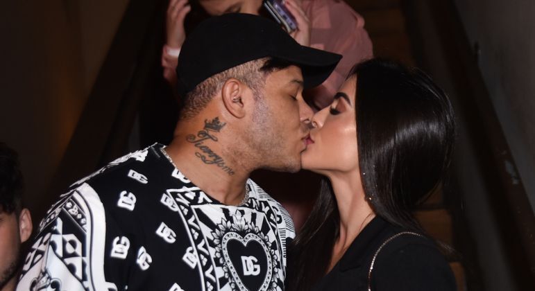 Tierry e Mikaelly Amorim dão beijinho em festa de aniversário de personal trainer