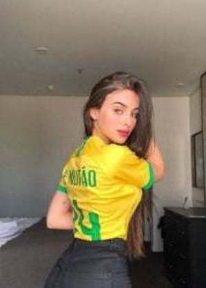 Tiffany com camisa de Éder Militão
