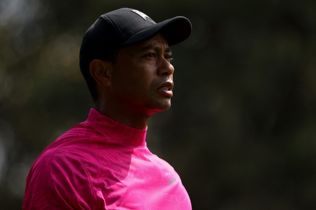 Astro do golfe, Tiger Woods sofre grave acidente de carro e é internado ·  Notícias da TV