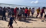 Um crocodilo gigantesco foi retirado do mar em uma praia paradisíaca de Bali, na Indonésia
