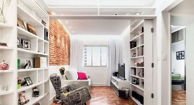 Tijolinho aparente e poltronas para sala de tv estampada