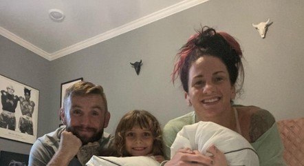 Tim ao lado da filha (de outro relacionamento) e Gina
