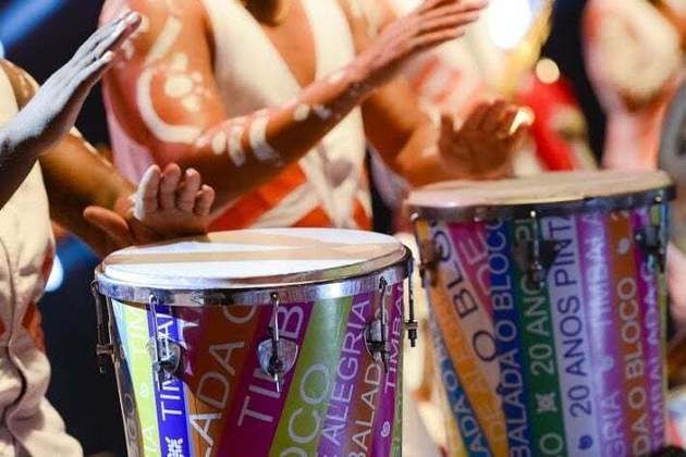 Timbal: É um instrumento de percussão de mão, responsável por dar o ritmo dos refrões do samba. 