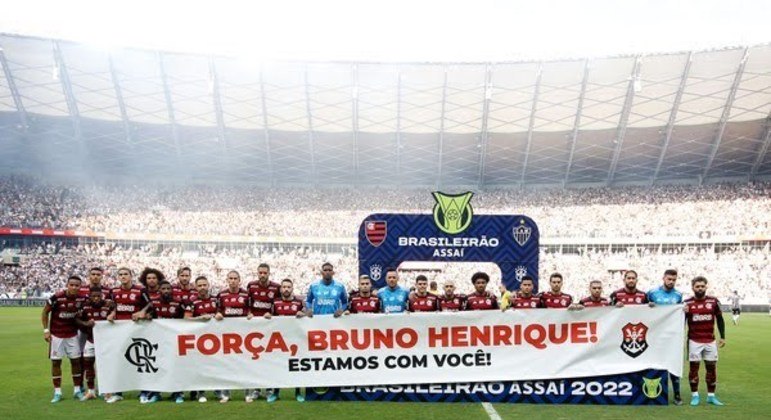 Time do Flamengo com faixa de apoio a Bruno Henrique