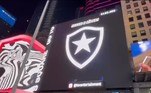O telão na Times Square anuncia: 'Segue o líder'. Para celebrar a boa fase do Glorioso, uma das torcidas organizadas do Botafogo projetou um vídeo que homenageia o clube