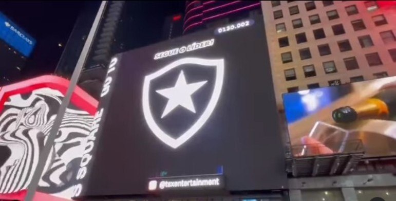 O telão na Times Square anuncia: 