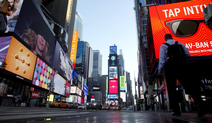 A Times Square é um dos maiores cartões-postais da cidade de Manhattan, em Nova York, Estados Unidos. Por dia, cerca de 330 mil pessoas passam pelo local, rodeado de prédios e painéis luminosos, dando a impressão de que não existe noite no local