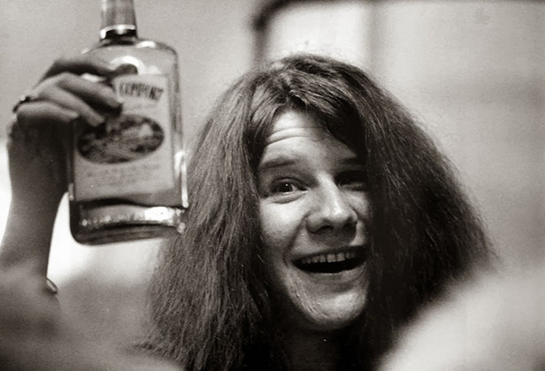 Tímida, Janis tomou bebida alcoólica para conseguir cantar. Ali começaria o hábito destrutivo de recorrer a drogas para encarar desafios ou enfrentar situações adversas. 