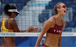 Tina Graudina, da Letônia, também estava de tranças na quarta-feira (28), quando venceu a dupla brasileira no vôlei de praia