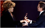 
O ator Michael Douglas entrega um prêmio World Music para Tina Turner durante uma cerimônia em Monte Carlo, Mônaco