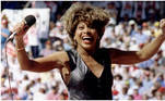 Tina Turner canta durante uma apresentação em setembro de 1993