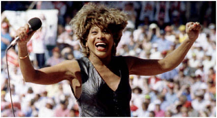 Tina Turner durante uma apresentação, em 1993