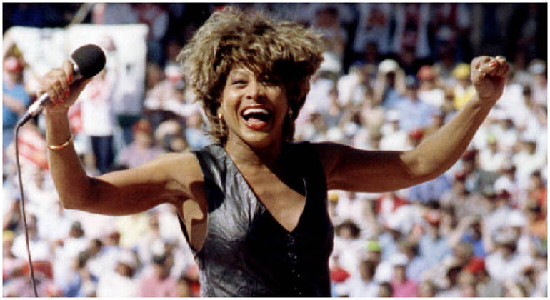 Tina Turner canta durante uma apresentação em setembro de 1993