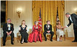 Em dezembro de 2005, o presidente dos EUA, George W. Bush, parabenizou a cantora Tina Turner durante uma recepção ocorrida na Casa Branca, em Washington (EUA)