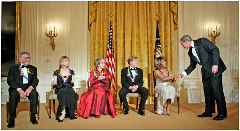 Em dezembro de 2005, o presidente dos EUA, George W. Bush, parabenizou a cantora Tina Turner durante uma recepção ocorrida na Casa Branca, em Washington (EUA)