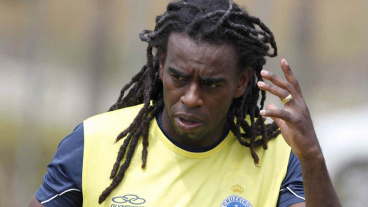 TINGA - Foi na Libertadores de 2014, na qual ele defendia o Cruzeiro. A cada toque na bola do brasileiro, que entrou no segundo tempo da derrota por 2 a 1 do Cruzeiro, a torcida do Real Garcilaso, do Peru, imitava o som parecido pelo emitido pelos macacos.