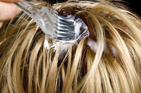 Pintar o cabelo sem agredir os fios é a promessa da tinta orgânica