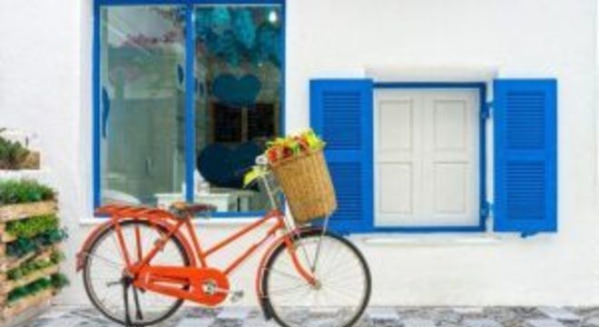 tinta para madeira - casa com janelas azuis