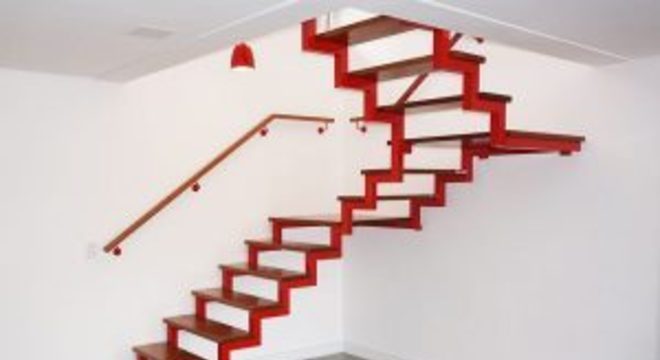 tinta para madeira - escadar de madeira vermelha