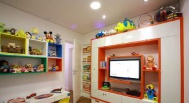 tinta para madeira - estante com painel para tv branco e laranja