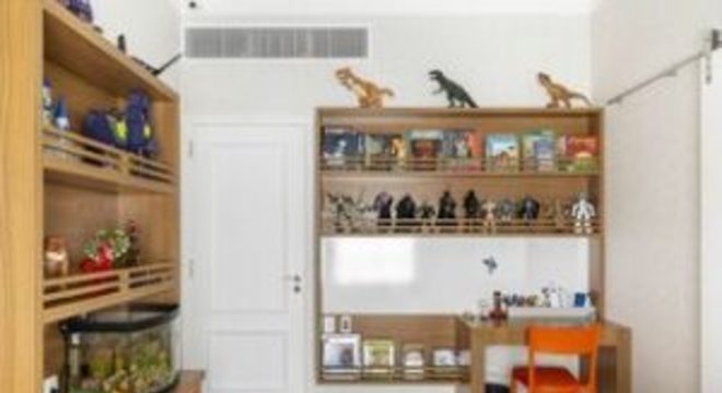 tinta para madeira - quarto com cadeira de madeira laranja