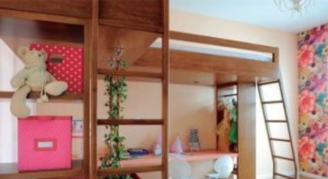 tinta para madeira - quarto com mesa de madeira rosa