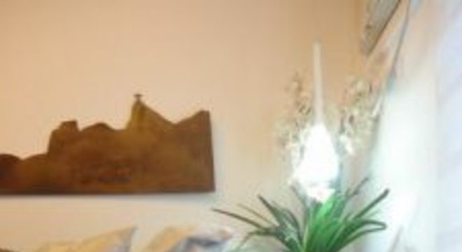 tinta para madeira - sala com mesas laterais vermelhas