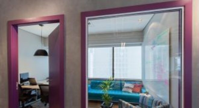 tinta para madeira - sala com porta e janela roxas