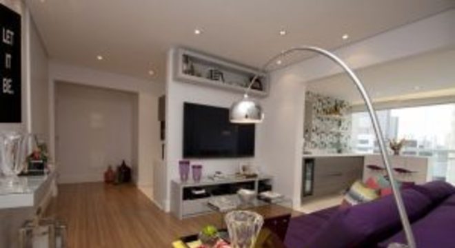 tinta para madeira - sala de estar com mesa lateral amarelo