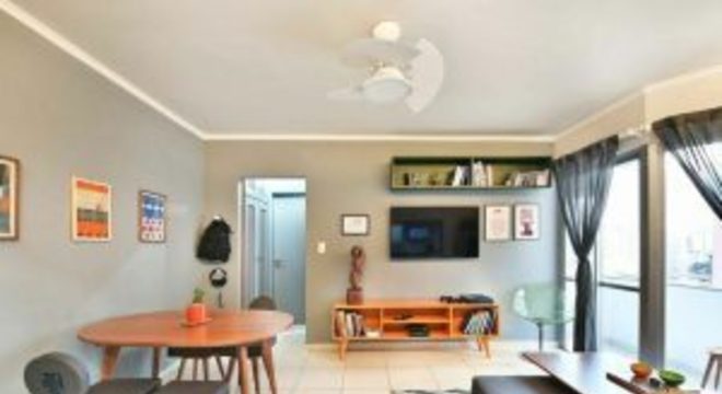 tinta para madeira - sala de estar com rack laranja