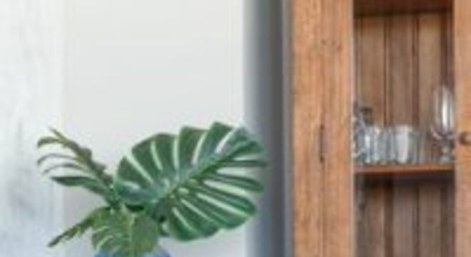 tinta para madeira - sala de estar com rack vermelho