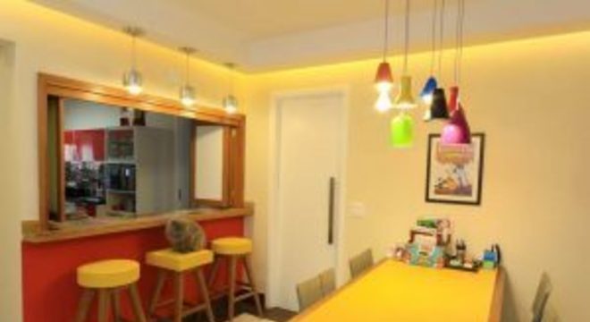 tinta para madeira - sala de jantar com mesa amarela