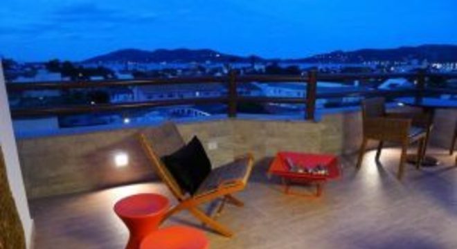 tinta para madeira - varanda co bancos laranjas