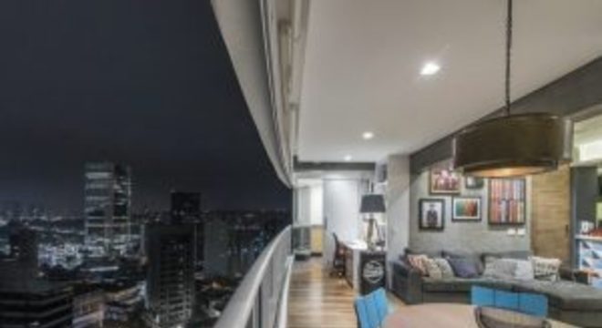 tinta para madeira - varanda com cadeiras de madeira azul