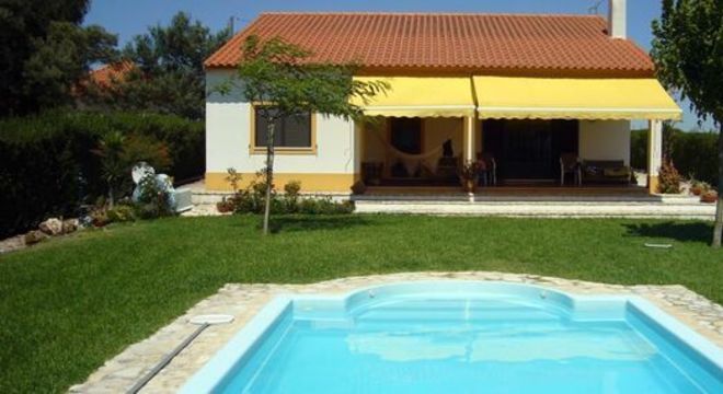 tipos de grama - toldo de couro amarelo e tapete de grama verde