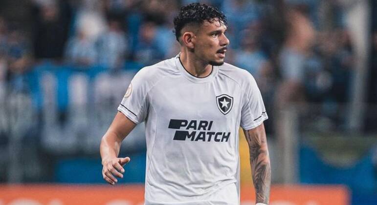 2. Tem o artilheiroTiquinho, o camisa 9 do Botafogo, é o artilheiro isolado do Brasileiro. Ele foi o primeiro e, até o momento, o único a chegar a 10 gols no campeonato. Ter o maior goleador no time é uma moral e tanto, não?