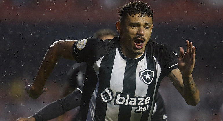 Tiquinho Soares comemorando o gol que deu a vitória ao Botafogo sobre o São Paulo