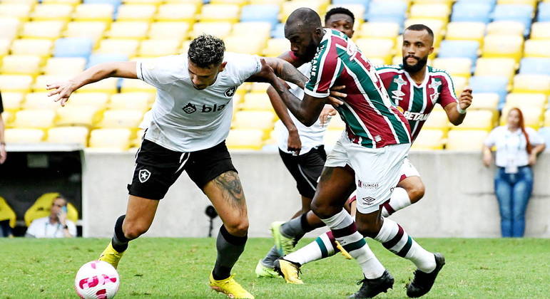 Tiquinho Soares disputa bola com Manoel