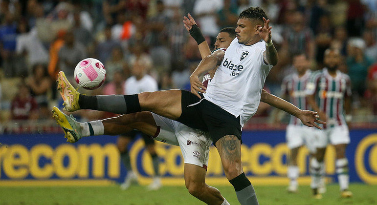 Tiquinho Soares, do Botafogo, disputando bola com André, do Fluminense