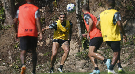 Tiquinho Soares durante treino do Botafogo