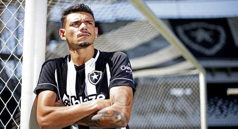 Tiquinho Soares é o grande nome do ataque do Botafogo