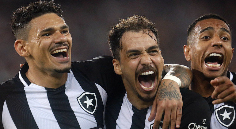 Tiquinho Soares, Eduardo e Victor Sá celebram gol do Botafogo