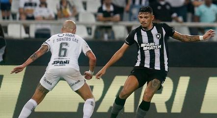 Tiquinho Soares foi o destaque do jogo, com dois gols