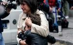 Mãe socorre seu filho após o tiroteio