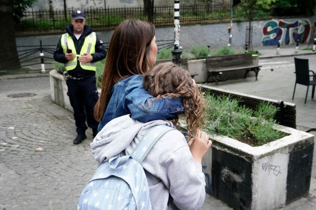 Um adolescente de 14 anos abriu fogo numa escola de Belgrado, na Sérvia, na manhã desta quarta-feira (3). Nove crianças e um segurança foram mortos. Outras seis crianças se feriram e uma professora está em estado grave.Na foto, uma mãe retira sua filha da escola após o ataque