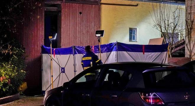 A polícia isolou a casa onde aconteceu o tiroteio, na Alemanha
