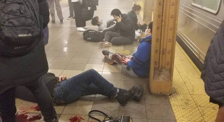 Pessoas caídas no chão de estação de metrô no Brooklyn após tiroteio
