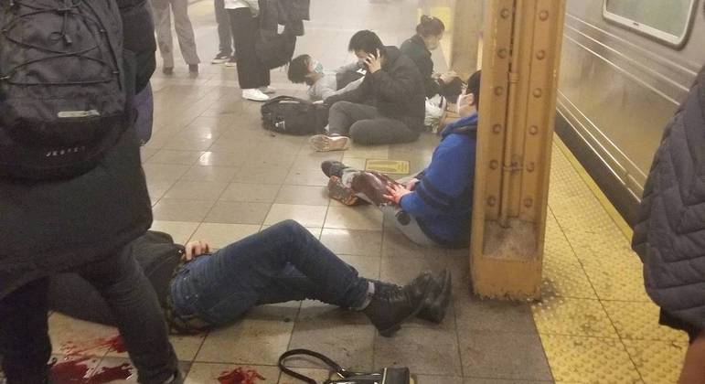 Pessoas são vistas caídas no chão de estação de metrô no Brooklyn após tiroteio