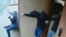Vigia fica preso em meio a tiroteio durante sequestro em SP; assista